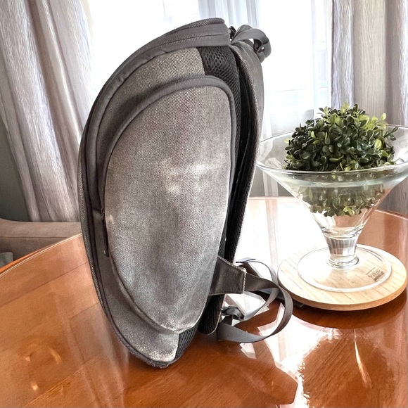 BOOQ Cobra Squeeze MacBook Backpack Gray Good Condition - Picture 3 of 16